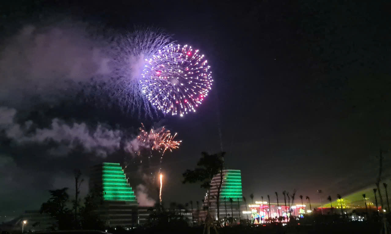 Lung linh sắc màu Lễ hội Hoa Phượng Đỏ - Hải Phòng 2025- Ảnh 7. Lung linh sắc màu Lễ hội Hoa Phượng Đỏ - Hải Phòng 2025- Ảnh 7.