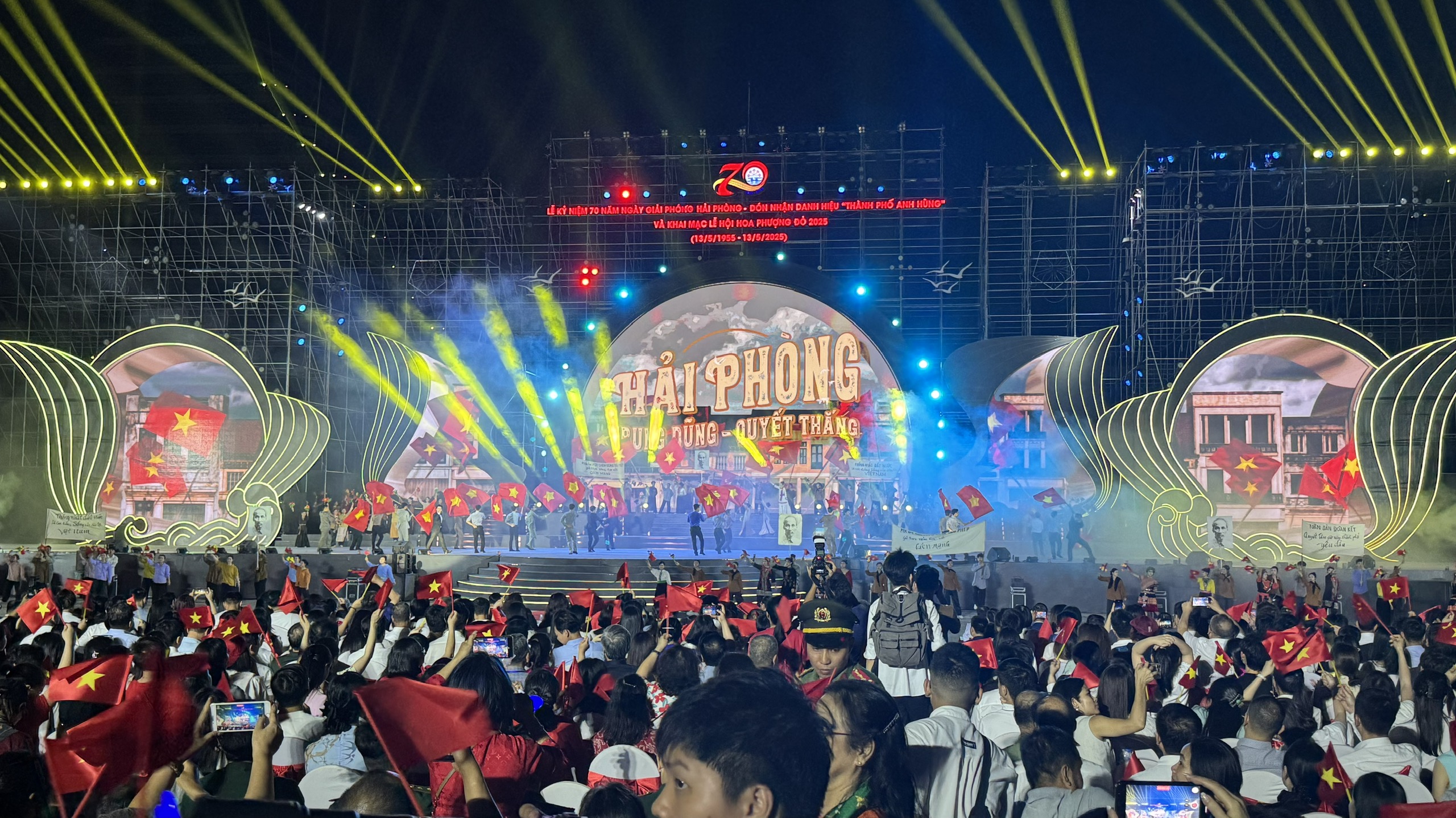 Lung linh sắc màu Lễ hội Hoa Phượng Đỏ - Hải Phòng 2025- Ảnh 2. Lung linh sắc màu Lễ hội Hoa Phượng Đỏ - Hải Phòng 2025- Ảnh 2.