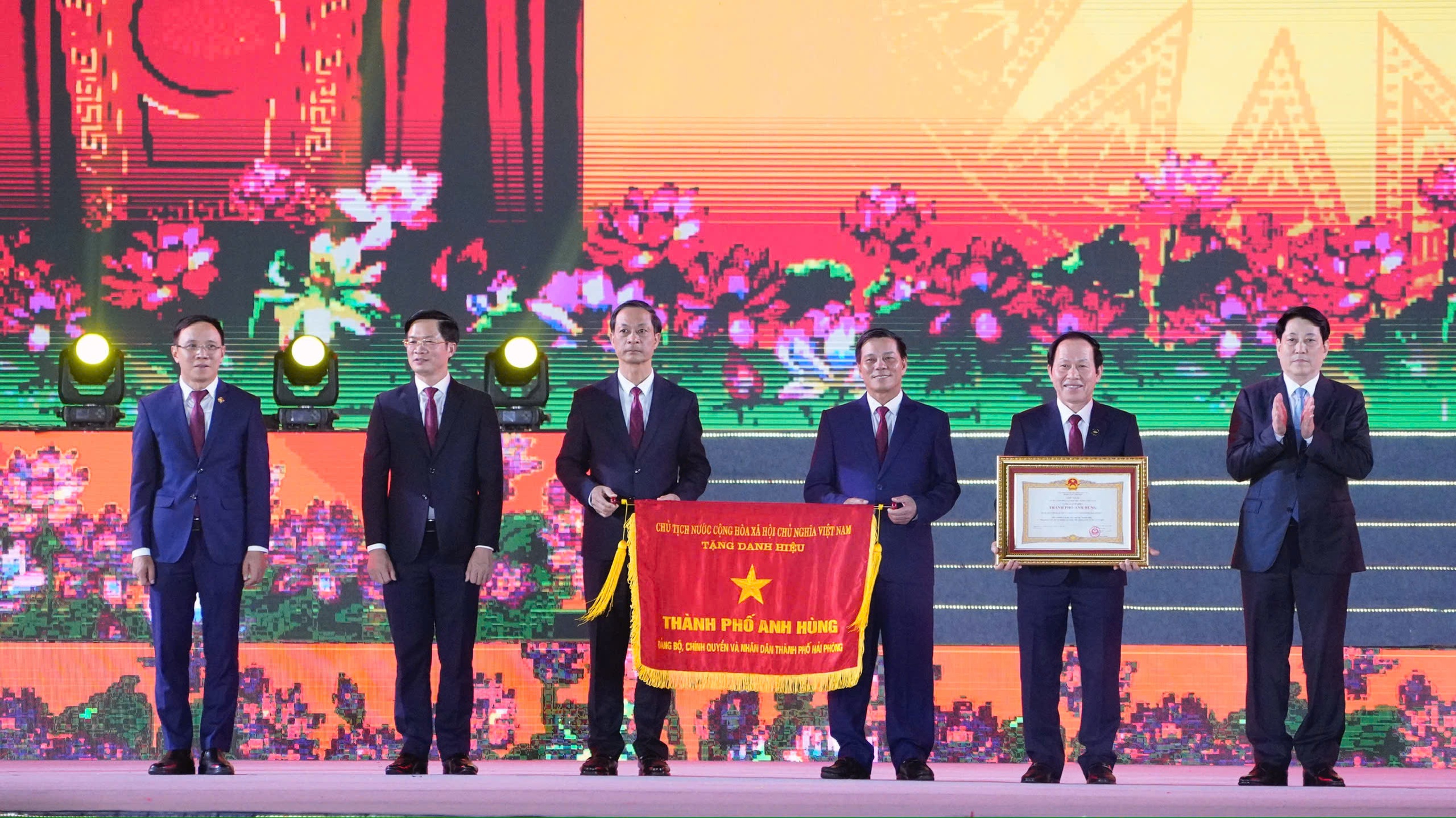 Lung linh sắc màu Lễ hội Hoa Phượng Đỏ - Hải Phòng 2025- Ảnh 2. Lung linh sắc màu Lễ hội Hoa Phượng Đỏ - Hải Phòng 2025- Ảnh 2.