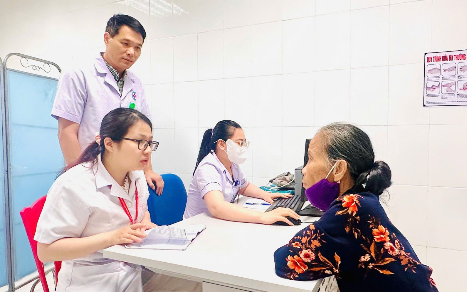 Thêm 4 bác sĩ Bệnh viện Đại học Y Hà Nội về khám chữa bệnh tại Hà Tĩnh