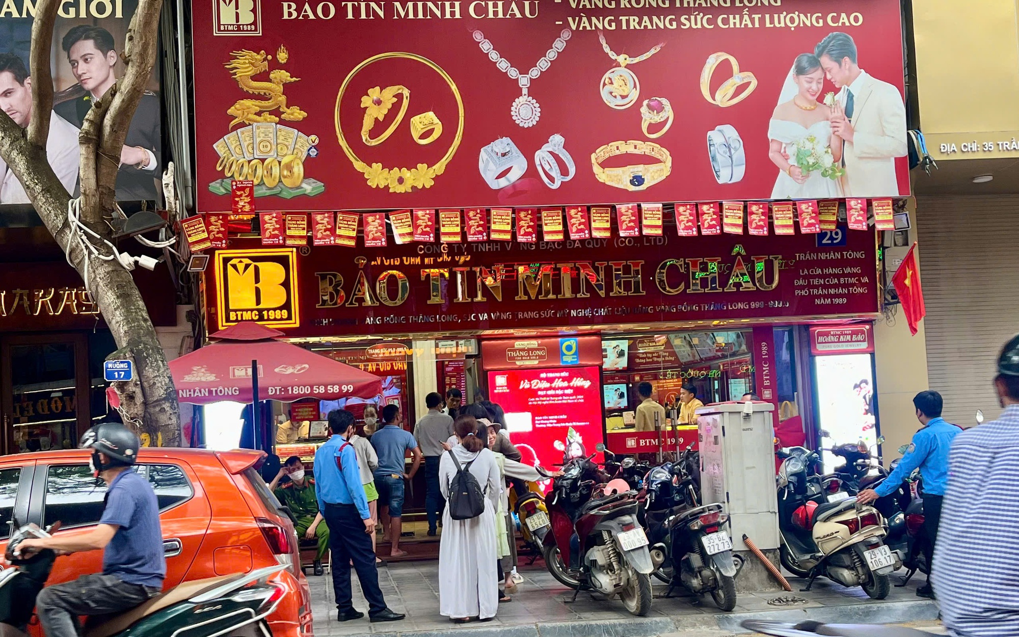 Giá vàng giảm, người dân xếp hàng chờ mua