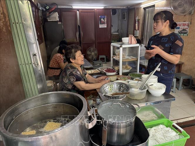 Hà Nội: Các hộ kinh doanh ăn uống rục rịch tăng giá- Ảnh 1. Hà Nội: Các hộ kinh doanh ăn uống rục rịch tăng giá- Ảnh 1.