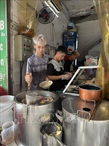 Hà Nội: Các hộ kinh doanh ăn uống rục rịch tăng giá- Ảnh 3. Hà Nội: Các hộ kinh doanh ăn uống rục rịch tăng giá- Ảnh 3.