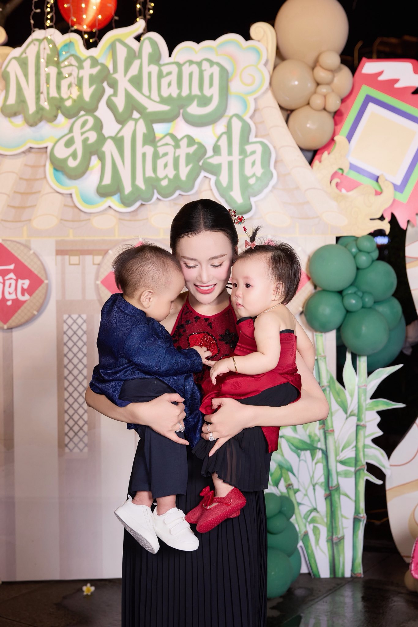 Shark Bình say đắm 'khóa môi' Phương Oanh trong tiệc thôi nôi hoành tráng của cặp song sinh- Ảnh 4. Shark Bình say đắm 'khóa môi' Phương Oanh trong tiệc thôi nôi hoành tráng của cặp song sinh- Ảnh 4.