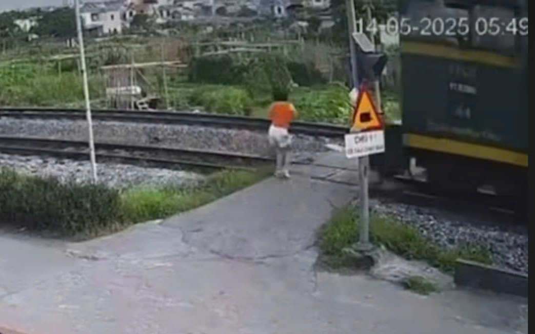 VIDEO: Băng qua đường sắt không quan sát, cô gái bị tàu hỏa hất văng
