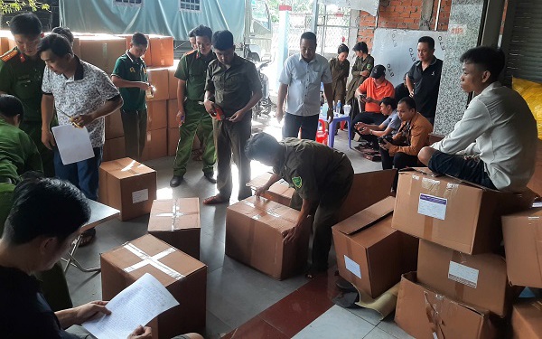 Phát hiện kho hàng  hơn 7,7 tấn hàng gồm sữa, rượu, thực phẩm bảo vệ sức khỏe không giấy phép