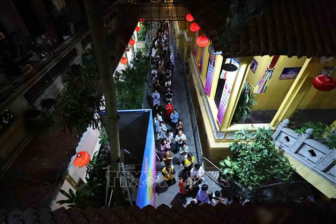 Xếp hàng xuyên đêm chiêm bái xá lợi Đức Phật tại chùa Quán Sứ- Ảnh 7. Xếp hàng xuyên đêm chiêm bái xá lợi Đức Phật tại chùa Quán Sứ- Ảnh 7.