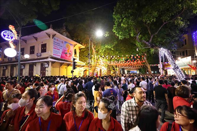 Xếp hàng xuyên đêm chiêm bái xá lợi Đức Phật tại chùa Quán Sứ- Ảnh 3. Xếp hàng xuyên đêm chiêm bái xá lợi Đức Phật tại chùa Quán Sứ- Ảnh 3.