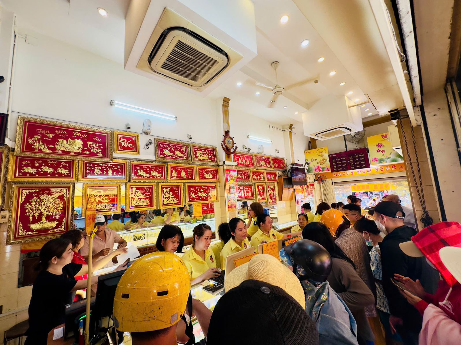 Ngân hàng Nhà nước siết chặt quản lý thị trường vàng tại TP Hồ Chí Minh- Ảnh 1. Ngân hàng Nhà nước siết chặt quản lý thị trường vàng tại TP Hồ Chí Minh- Ảnh 1.