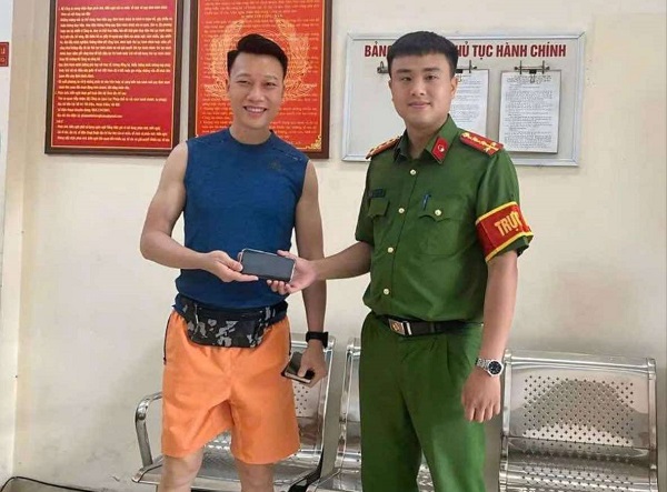 Sau gần 24 giờ, du khách nước ngoài nhận lại tài sản thất lạc- Ảnh 2. Sau gần 24 giờ, du khách nước ngoài nhận lại tài sản thất lạc- Ảnh 2.