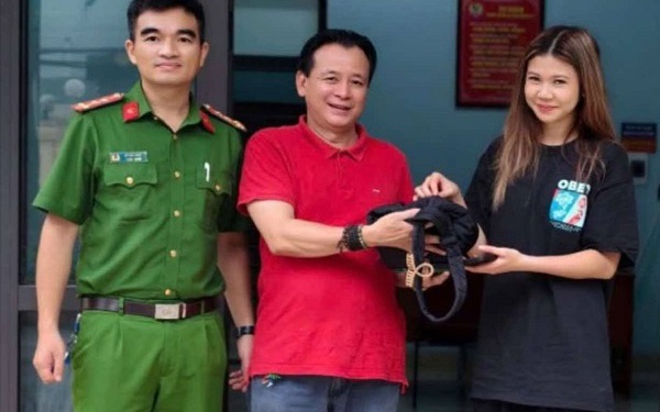 Sau gần 24 giờ, du khách nước ngoài nhận lại tài sản thất lạc