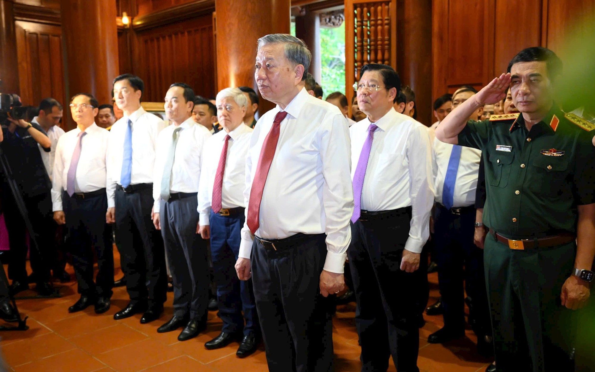 Tổng Bí thư Tô Lâm dâng hương tưởng niệm Chủ tịch Hồ Chí Minh tại Khu di tích Kim Liên