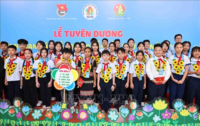 Chủ tịch nước Lương Cường dự Lễ tuyên dương Cháu ngoan Bác Hồ toàn quốc lần thứ X- Ảnh 5. Chủ tịch nước Lương Cường dự Lễ tuyên dương Cháu ngoan Bác Hồ toàn quốc lần thứ X- Ảnh 5.