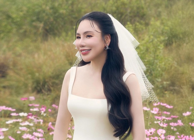 Trước khi lấy chồng ở tuổi 45, Hồ Quỳnh Hương có tài sản khủng ra sao?- Ảnh 1. Trước khi lấy chồng ở tuổi 45, Hồ Quỳnh Hương có tài sản khủng ra sao?- Ảnh 1.
