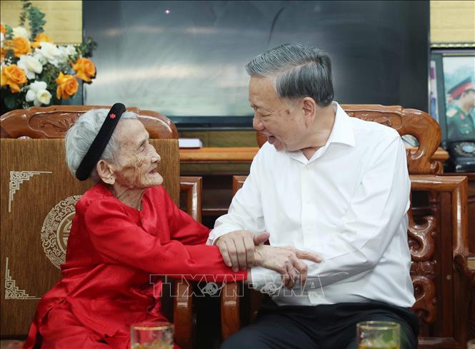 Tổng Bí thư Tô Lâm thăm Mẹ Việt Nam Anh hùng ở Nghệ An- Ảnh 2. Tổng Bí thư Tô Lâm thăm Mẹ Việt Nam Anh hùng ở Nghệ An- Ảnh 2.