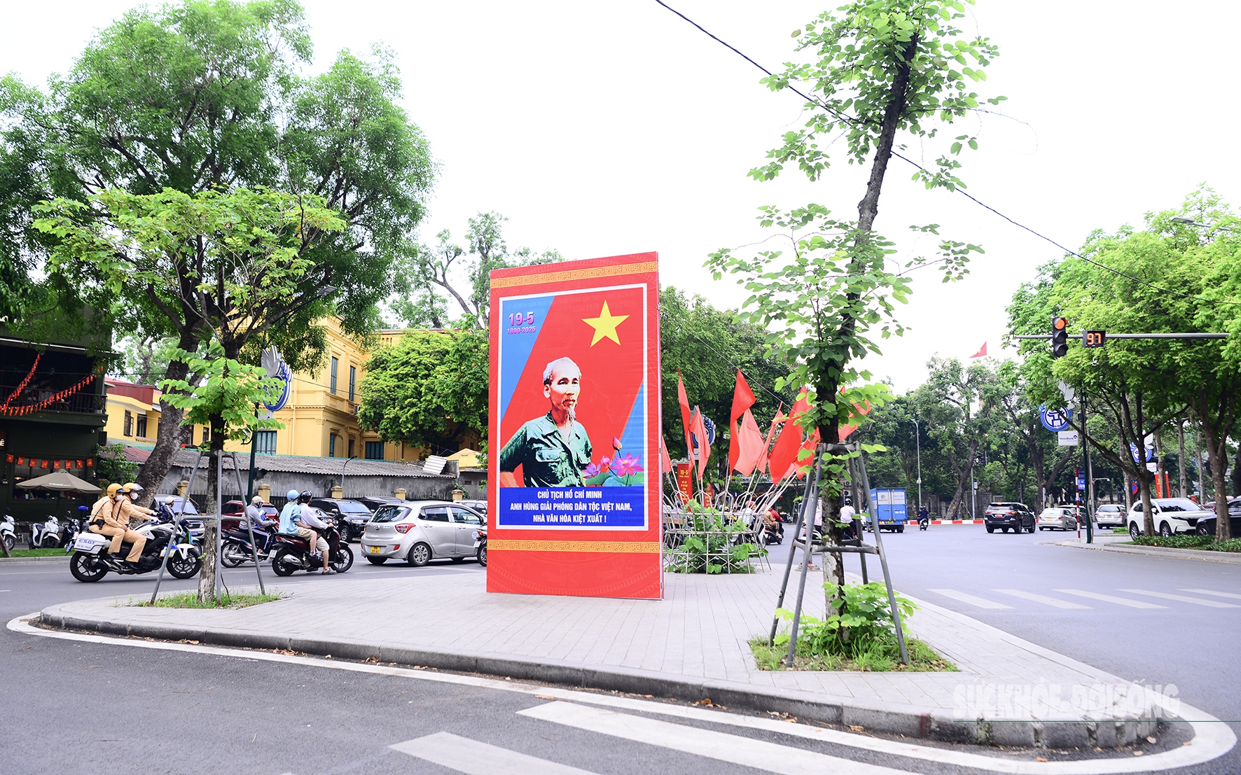Thủ đô Hà Nội rực rỡ cờ hoa mừng 135 năm ngày sinh Chủ tịch Hồ Chí Minh