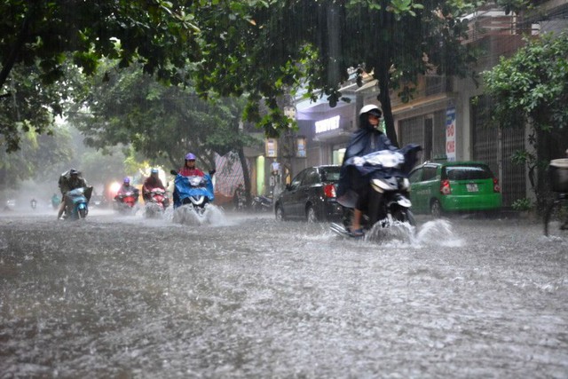 Miền Bắc bước vào cao điểm mưa lớn, nguy cơ cao ngập úng, sạt lở- Ảnh 2. Miền Bắc bước vào cao điểm mưa lớn, nguy cơ cao ngập úng, sạt lở- Ảnh 2.