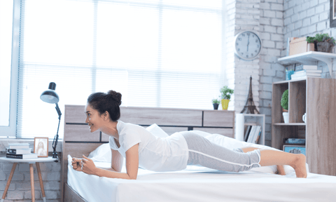 Bài tập giúp cơ thể săn chắc ngay trên giường- Ảnh 3. 7 Exercises To Do On Your Bed | Affairs Living Singapore