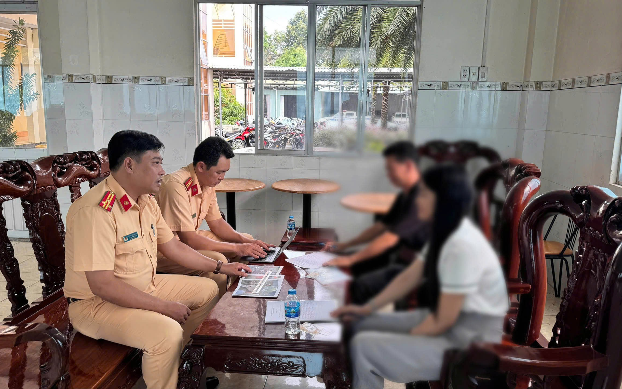 Bất ngờ với nhân thân người phụ nữ ‘đại náo đường phố’, đập kính ô tô