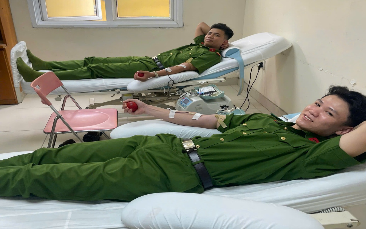Cảnh sát cơ động hiến máu giúp nữ bệnh nhân qua cơn nguy kịch