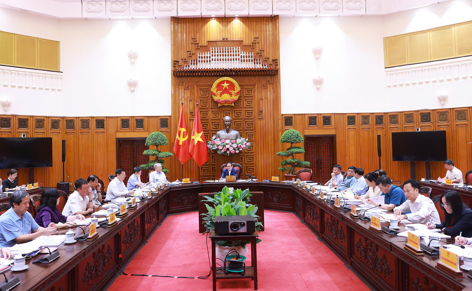 Thủ tướng: Có lộ trình miễn viện phí cho nhân dân sớm nhất có thể- Ảnh 1. Thủ tướng: Có lộ trình miễn viện phí cho nhân dân sớm nhất có thể- Ảnh 1.