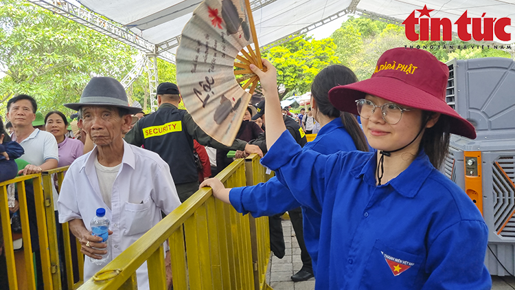 Phật tử khắp nơi đổ về chùa Tam Chúc chiêm bái Xá lợi Phật- Ảnh 7. Phật tử khắp nơi đổ về chùa Tam Chúc chiêm bái Xá lợi Phật- Ảnh 7.