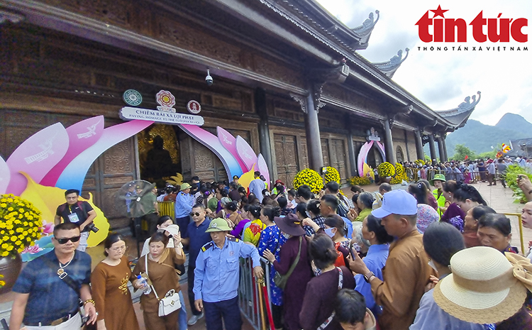 Phật tử khắp nơi đổ về chùa Tam Chúc chiêm bái Xá lợi Phật- Ảnh 8. Phật tử khắp nơi đổ về chùa Tam Chúc chiêm bái Xá lợi Phật- Ảnh 8.