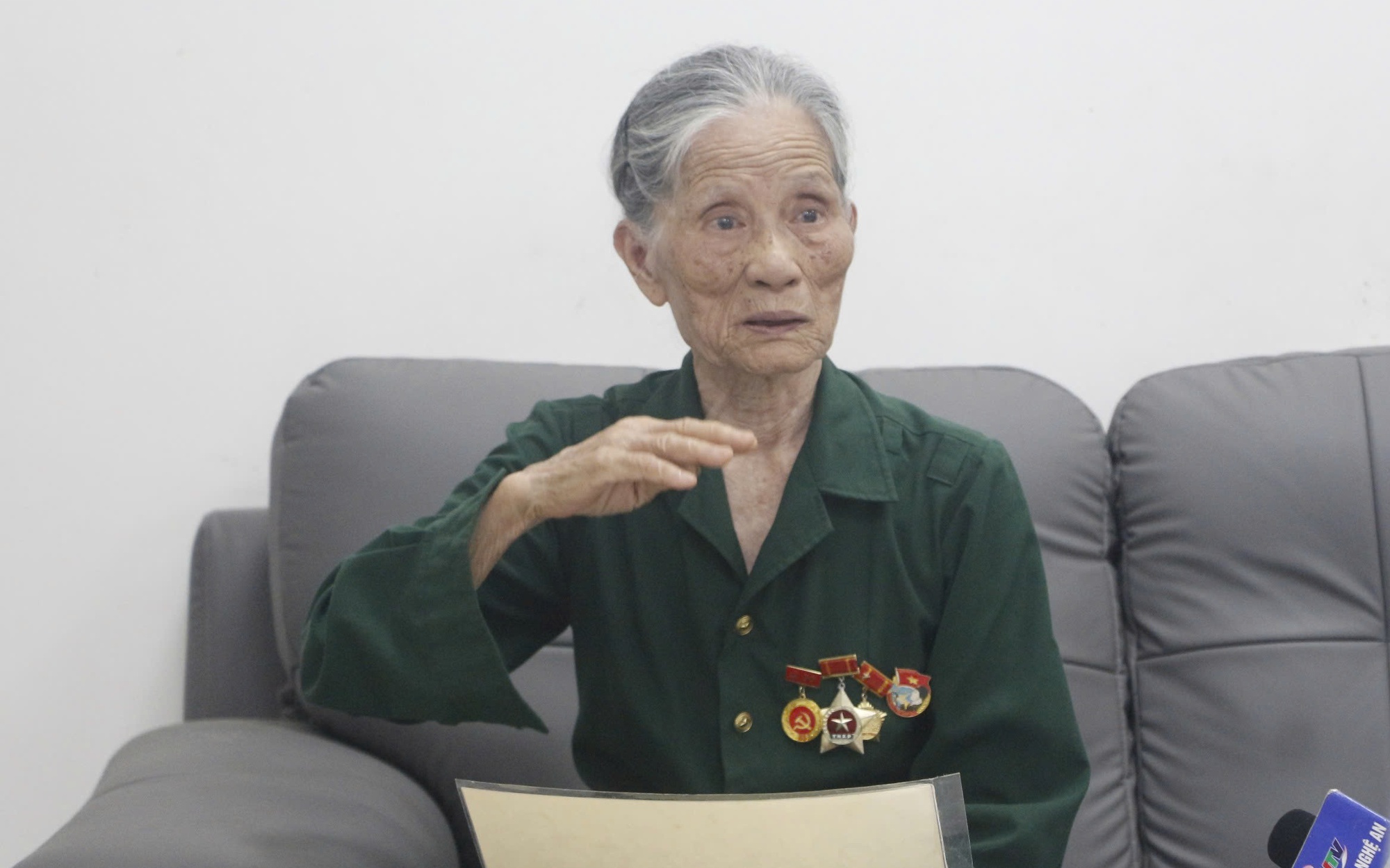 Hơn 1.000 Người Tái Tạo Dòng Chữ ‘BÁC HỒ SỐNG MÃI’ Trên Núi Nhón