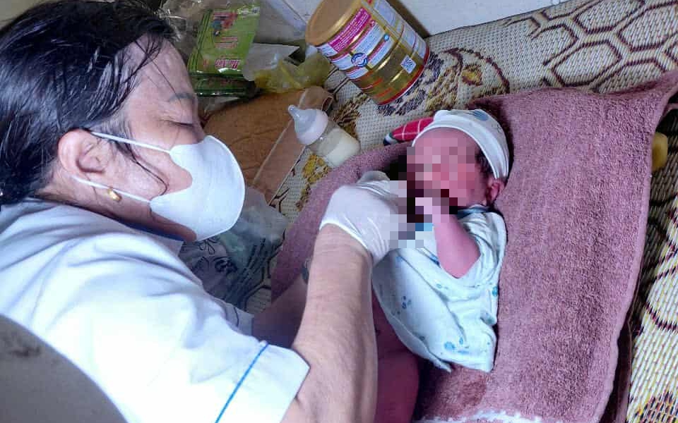 Bé trai sơ sinh bọc trong túi bóng bị bỏ rơi gần hội quán thôn
