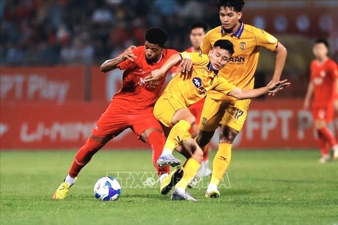 V-League: ‘Nóng’ cuộc đua trụ hạng- Ảnh 1. V-League: ‘Nóng’ cuộc đua trụ hạng- Ảnh 1.