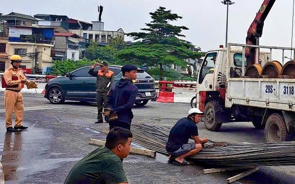 Phạt đến 40 triệu xe tự chế làm rơi bó sắt 12 mét khiến cầu Chương Dương tê liệt