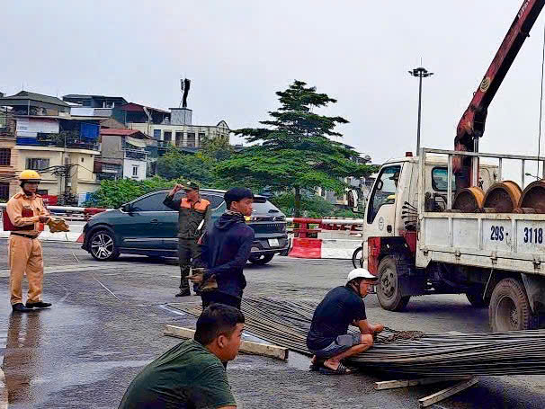Phạt đến 40 triệu xe tự chế làm rơi bó sắt 12 mét khiến cầu Chương Dương tê liệt- Ảnh 2. Phạt đến 40 triệu xe tự chế làm rơi bó sắt 12 mét khiến cầu Chương Dương tê liệt- Ảnh 2.
