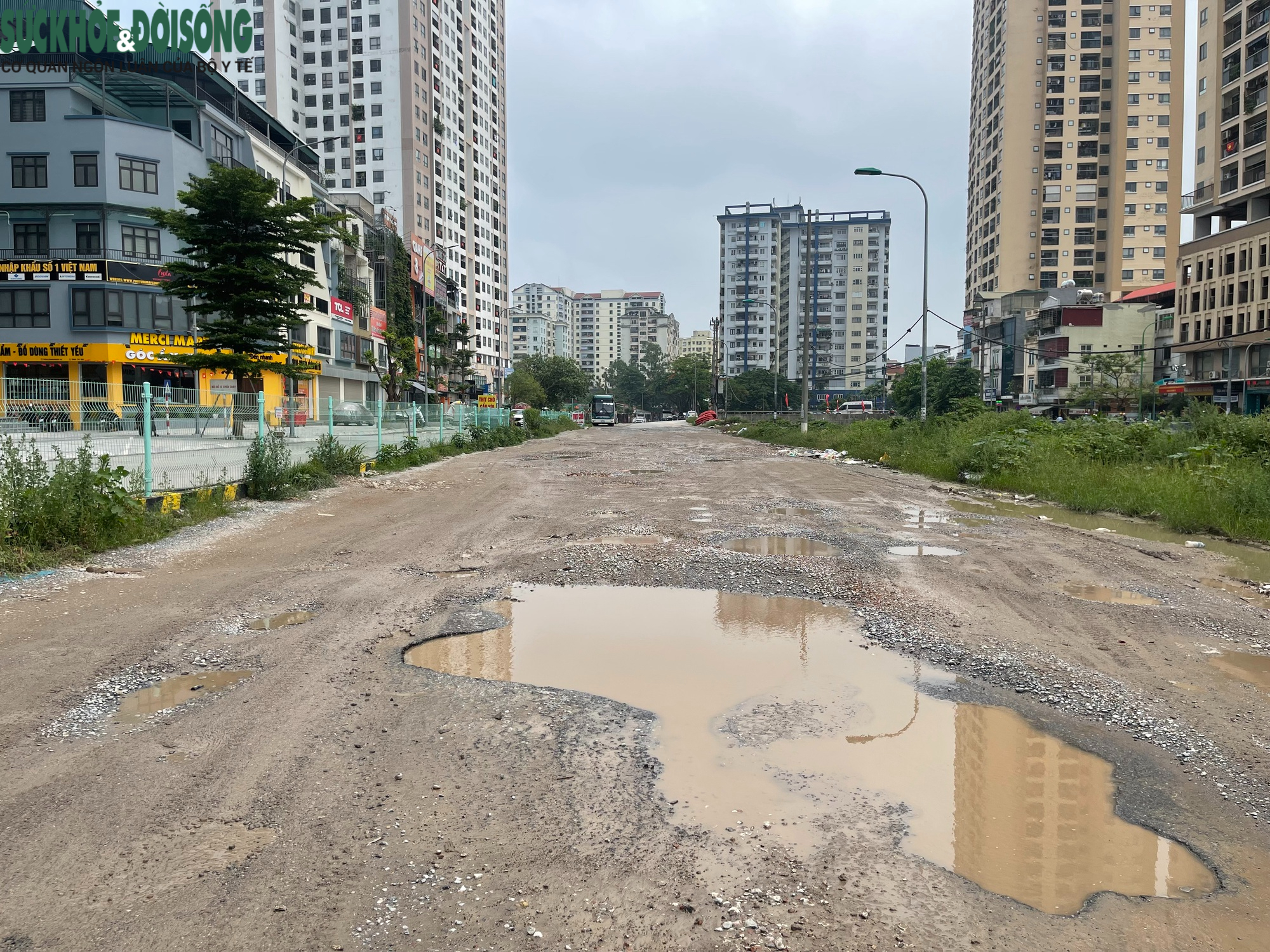 Hà Nội: Dân lắp vòi tưới nước trên 'con đường đau khổ' Nguyễn Cảnh Dị- Ảnh 1. Hà Nội: Dân lắp vòi tưới nước trên 'con đường đau khổ' Nguyễn Cảnh Dị- Ảnh 1.