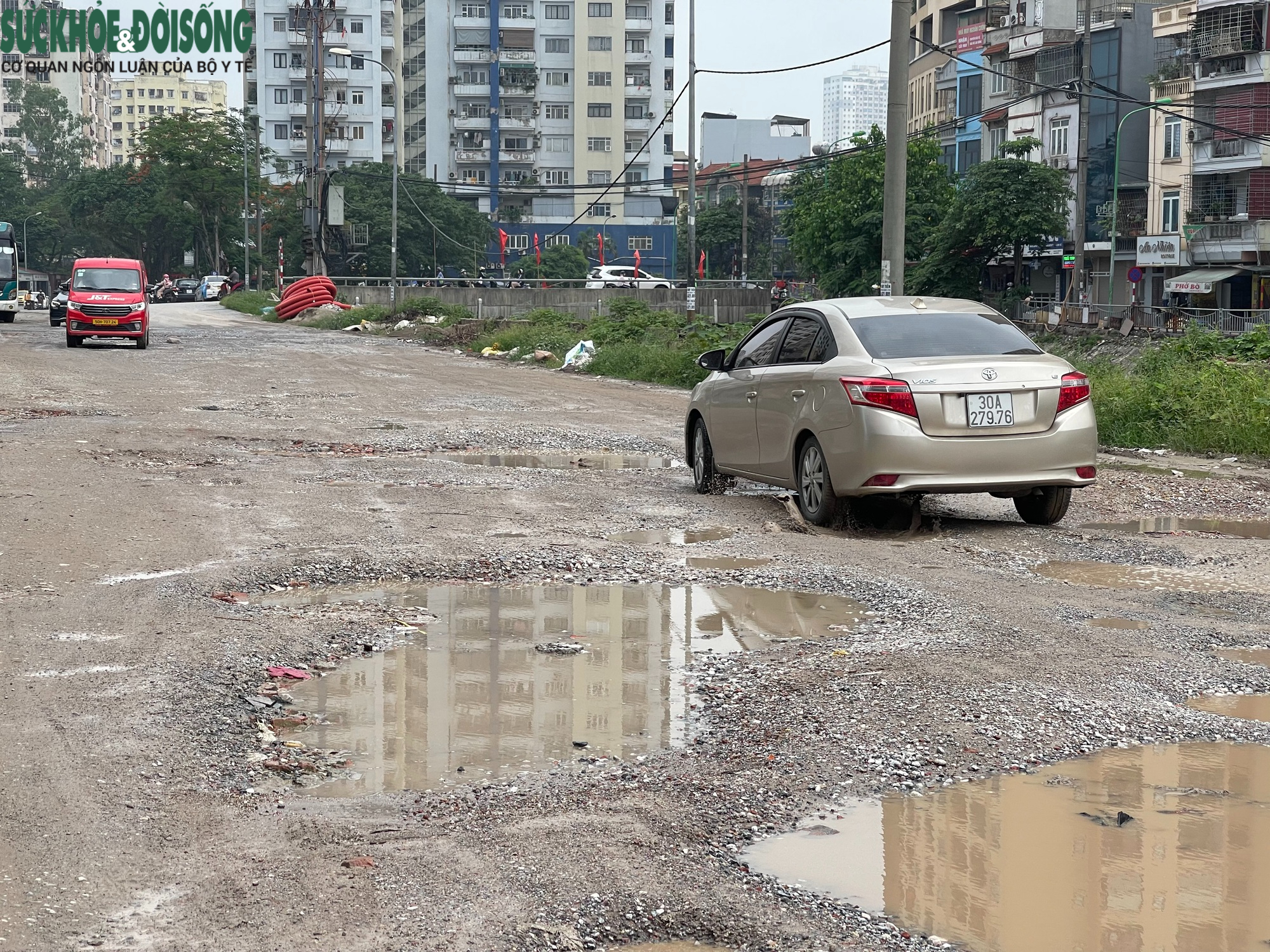 Hà Nội: Dân lắp vòi tưới nước trên 'con đường đau khổ' Nguyễn Cảnh Dị- Ảnh 2. Hà Nội: Dân lắp vòi tưới nước trên 'con đường đau khổ' Nguyễn Cảnh Dị- Ảnh 2.