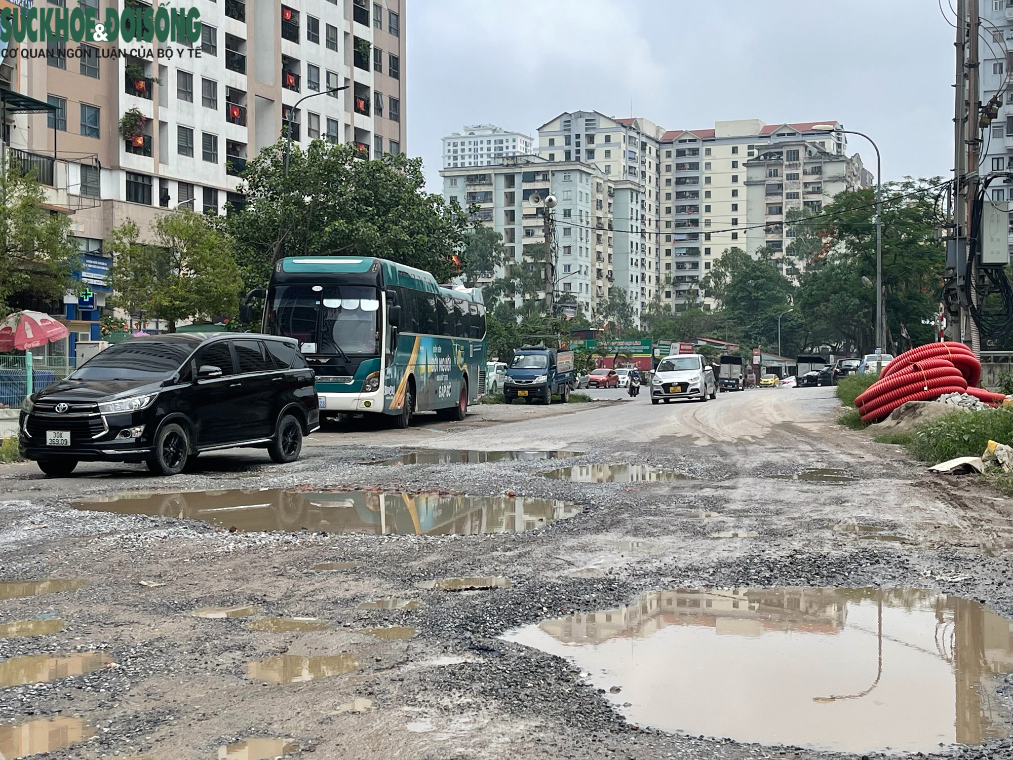 Hà Nội: Dân lắp vòi tưới nước trên 'con đường đau khổ' Nguyễn Cảnh Dị- Ảnh 3. Hà Nội: Dân lắp vòi tưới nước trên 'con đường đau khổ' Nguyễn Cảnh Dị- Ảnh 3.