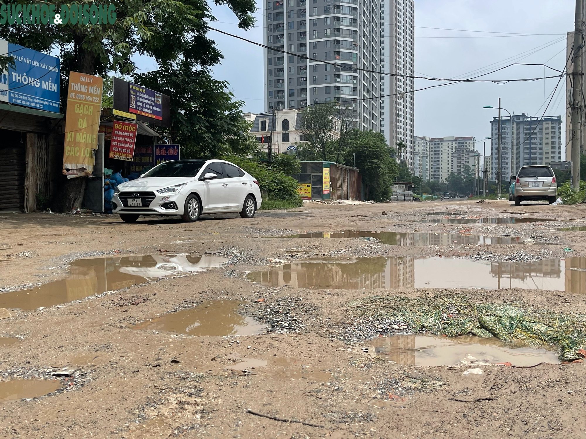 Hà Nội: Dân lắp vòi tưới nước trên 'con đường đau khổ' Nguyễn Cảnh Dị- Ảnh 4. Hà Nội: Dân lắp vòi tưới nước trên 'con đường đau khổ' Nguyễn Cảnh Dị- Ảnh 4.