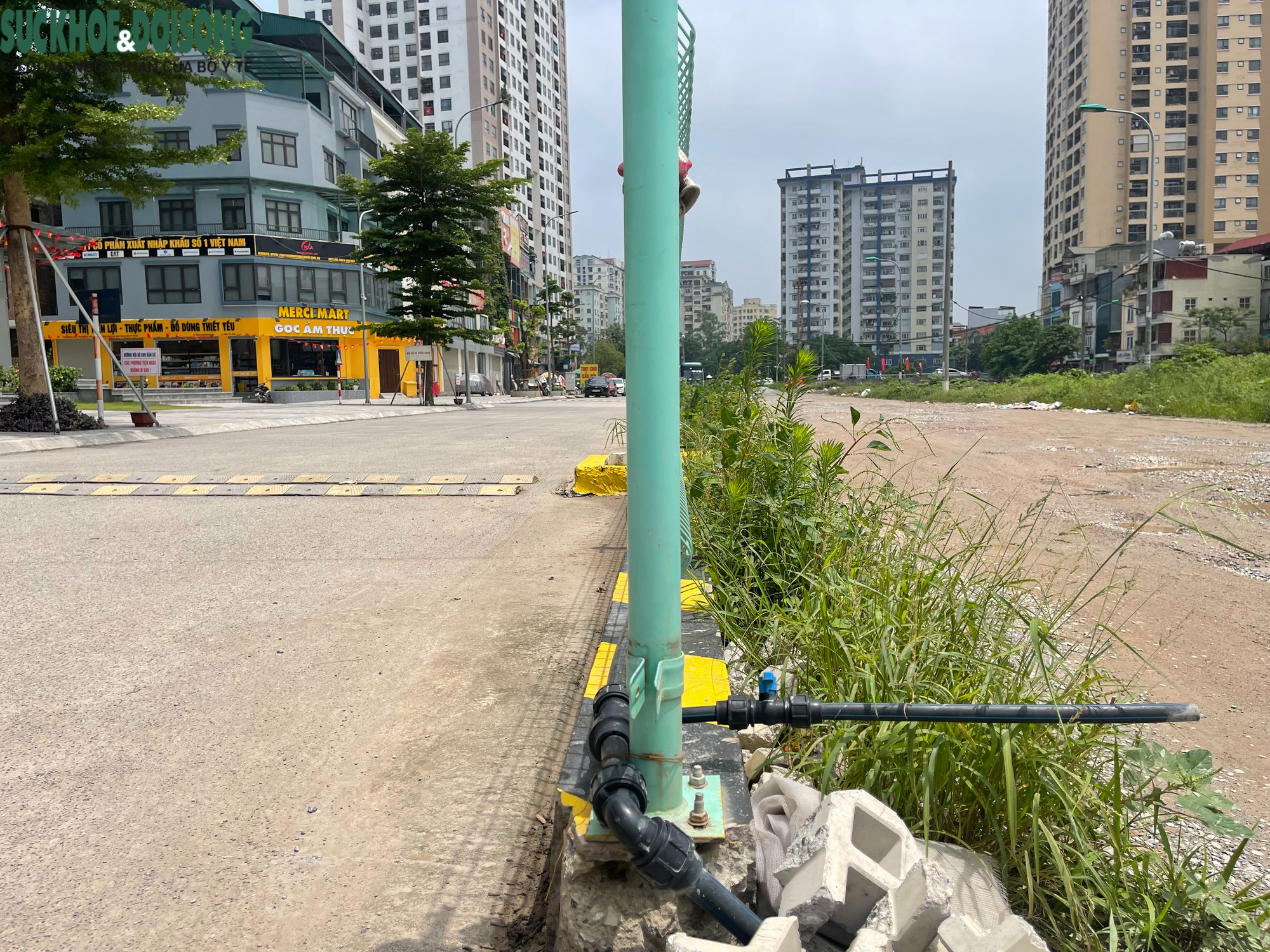 Hà Nội: Dân lắp vòi tưới nước trên 'con đường đau khổ' Nguyễn Cảnh Dị- Ảnh 5. Hà Nội: Dân lắp vòi tưới nước trên 'con đường đau khổ' Nguyễn Cảnh Dị- Ảnh 5.