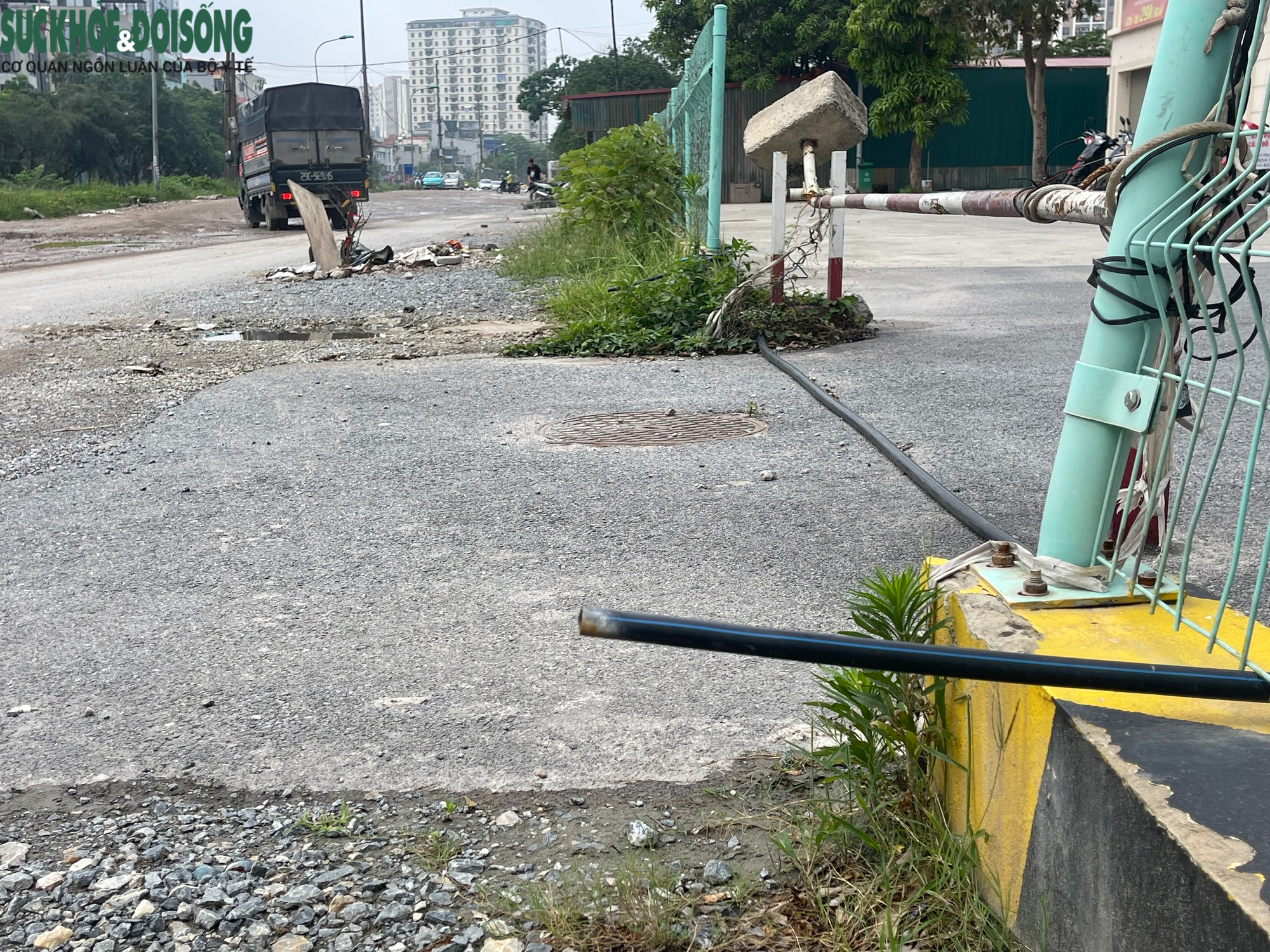 Hà Nội: Dân lắp vòi tưới nước trên 'con đường đau khổ' Nguyễn Cảnh Dị- Ảnh 6. Hà Nội: Dân lắp vòi tưới nước trên 'con đường đau khổ' Nguyễn Cảnh Dị- Ảnh 6.