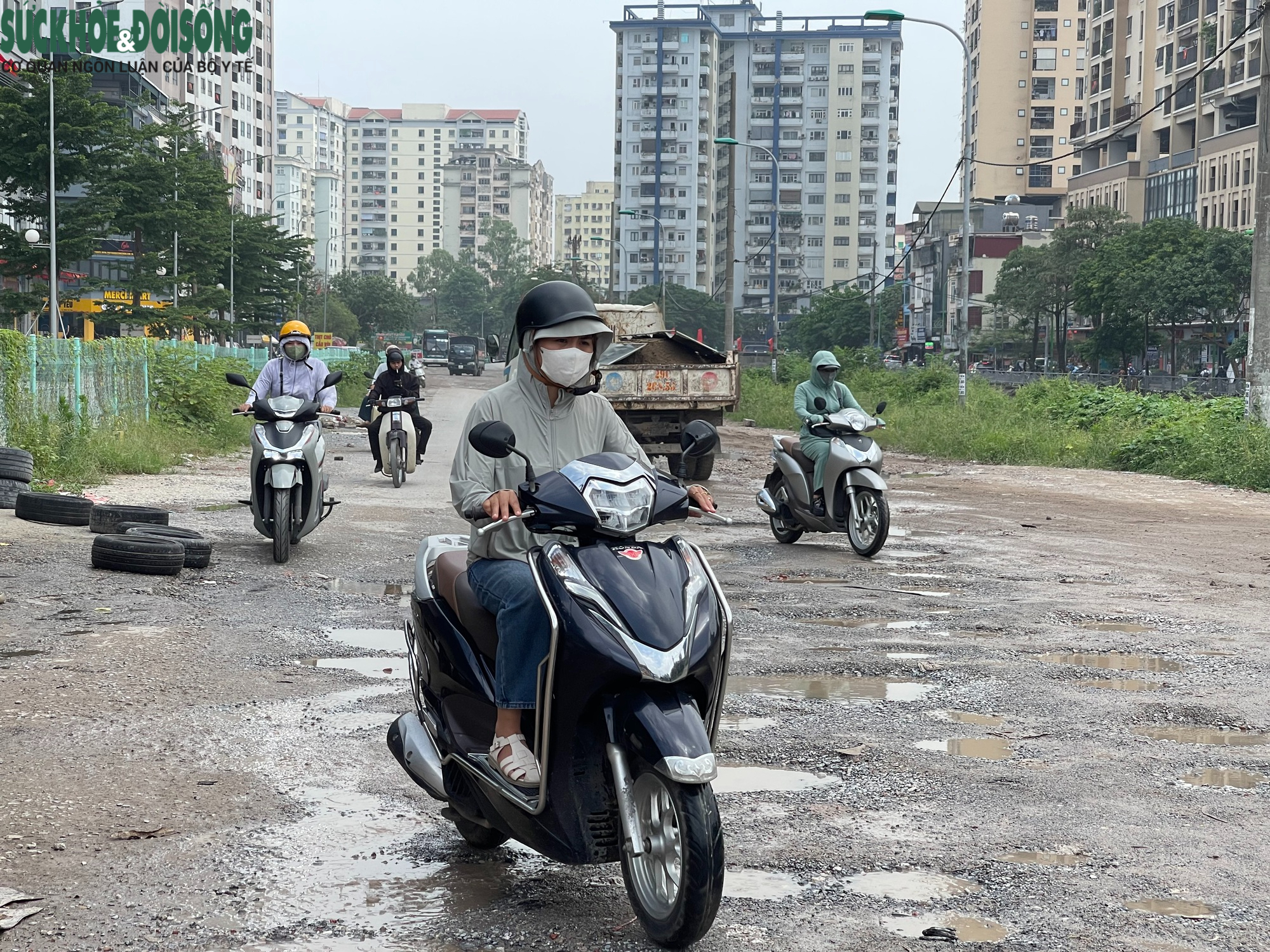 Hà Nội: Dân lắp vòi tưới nước trên 'con đường đau khổ' Nguyễn Cảnh Dị- Ảnh 7. Hà Nội: Dân lắp vòi tưới nước trên 'con đường đau khổ' Nguyễn Cảnh Dị- Ảnh 7.
