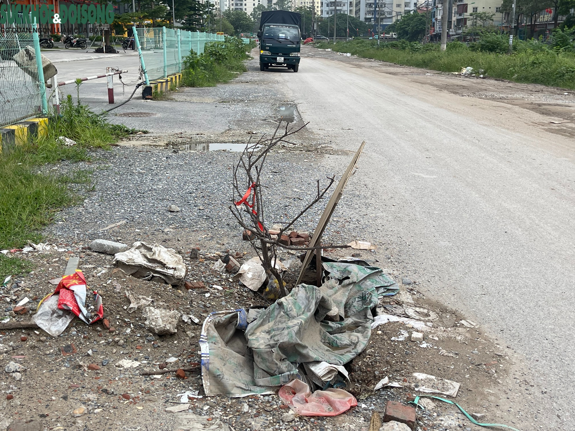 Hà Nội: Dân lắp vòi tưới nước trên 'con đường đau khổ' Nguyễn Cảnh Dị- Ảnh 9. Hà Nội: Dân lắp vòi tưới nước trên 'con đường đau khổ' Nguyễn Cảnh Dị- Ảnh 9.