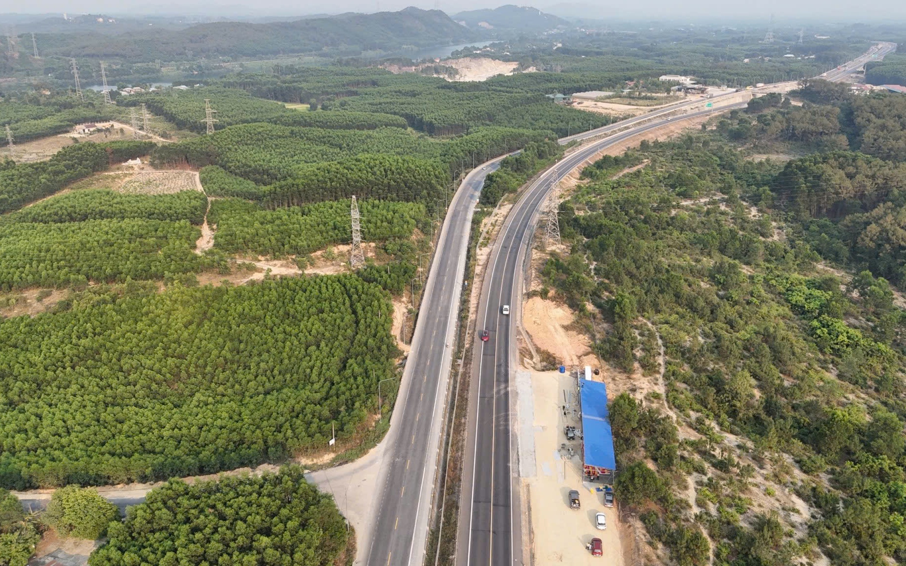 Dự án mở rộng cao tốc Cam Lộ - La Sơn hiện thế nào?
