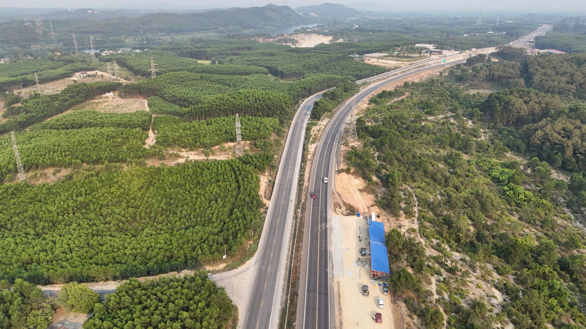 Dự án mở rộng cao tốc Cam Lộ - La Sơn hiện thế nào?- Ảnh 2.