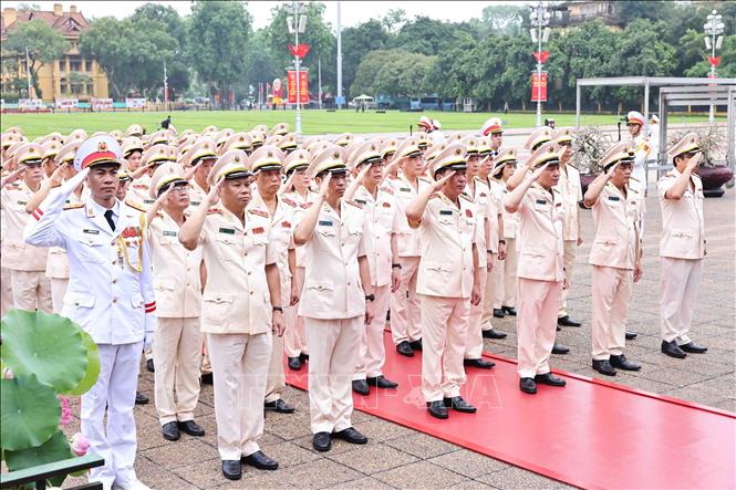 Lãnh đạo Đảng, Nhà nước vào Lăng viếng Bác- Ảnh 3. Lãnh đạo Đảng, Nhà nước vào Lăng viếng Bác- Ảnh 3.