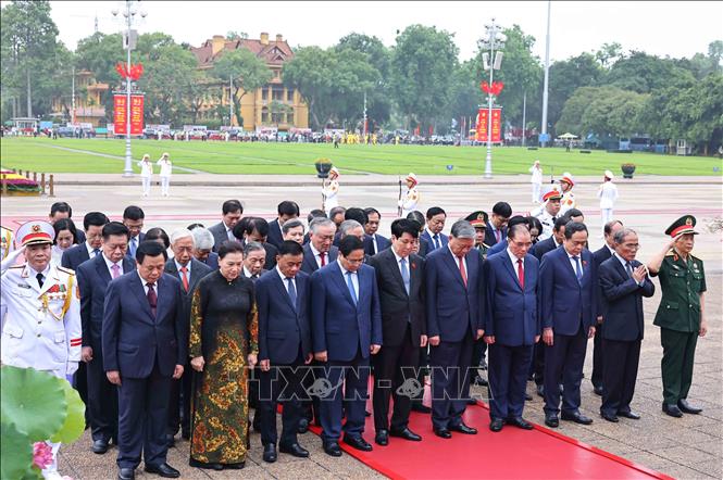 Lãnh đạo Đảng, Nhà nước vào Lăng viếng Bác- Ảnh 2. Lãnh đạo Đảng, Nhà nước vào Lăng viếng Bác- Ảnh 2.