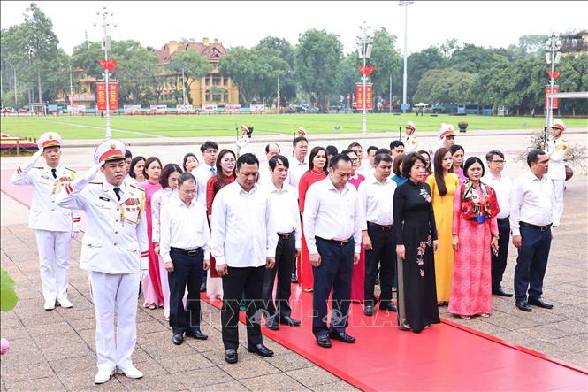 Lãnh đạo Đảng, Nhà nước vào Lăng viếng Bác- Ảnh 5. Lãnh đạo Đảng, Nhà nước vào Lăng viếng Bác- Ảnh 5.