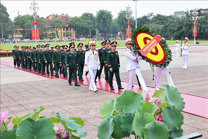 Lãnh đạo Đảng, Nhà nước vào Lăng viếng Bác- Ảnh 4. Lãnh đạo Đảng, Nhà nước vào Lăng viếng Bác- Ảnh 4.