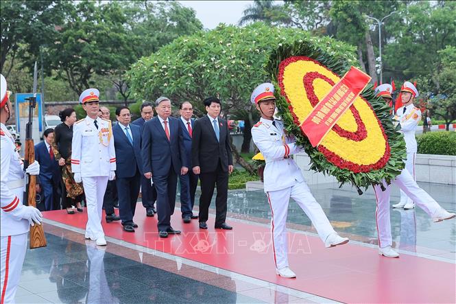 Lãnh đạo Đảng, Nhà nước vào Lăng viếng Bác- Ảnh 7. Lãnh đạo Đảng, Nhà nước vào Lăng viếng Bác- Ảnh 7.