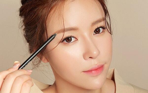 Mẹo trang điểm không bị lem khi đổ mồ hôi