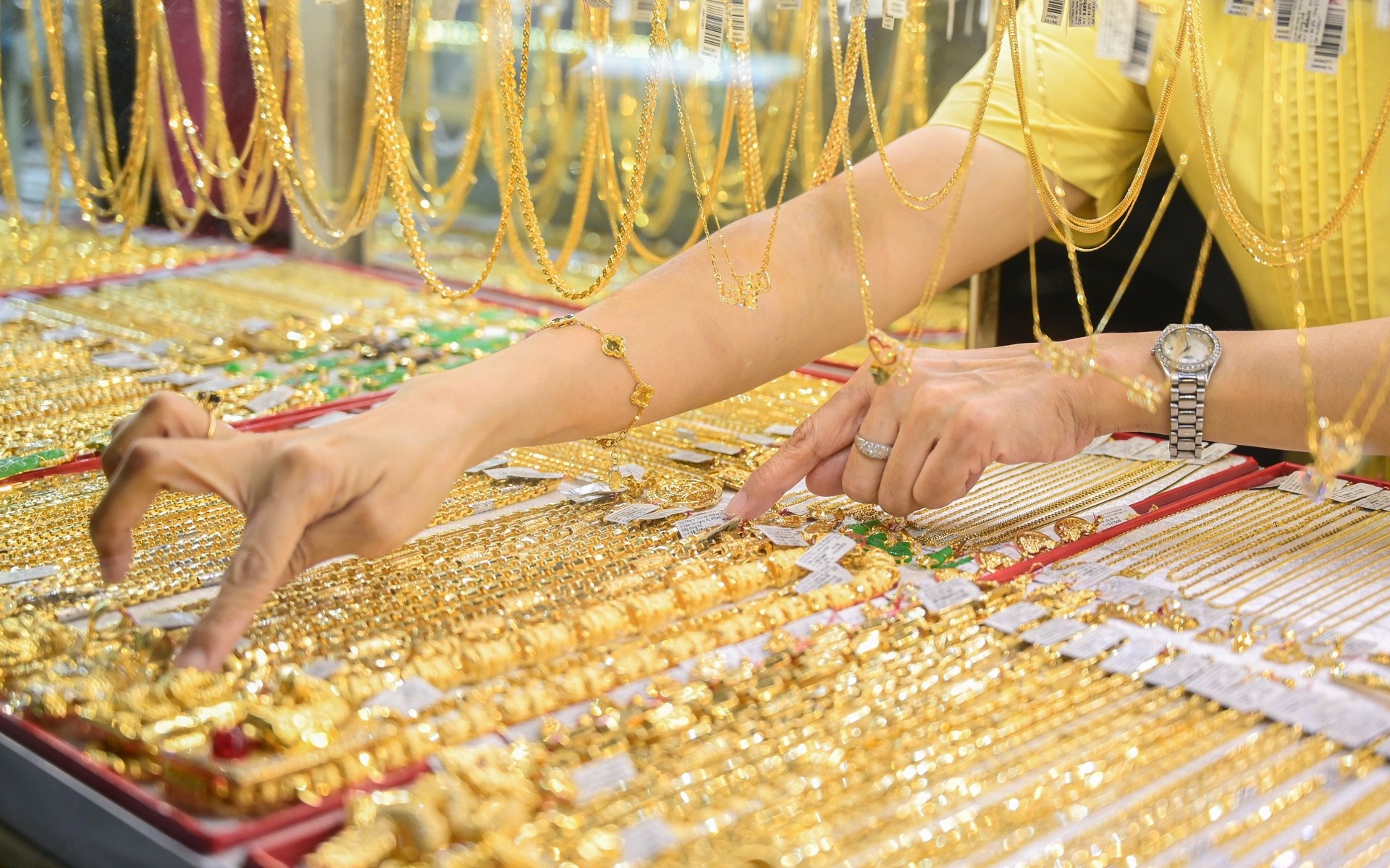Giá vàng hôm nay ngày 2/5 biến động chóng mặt