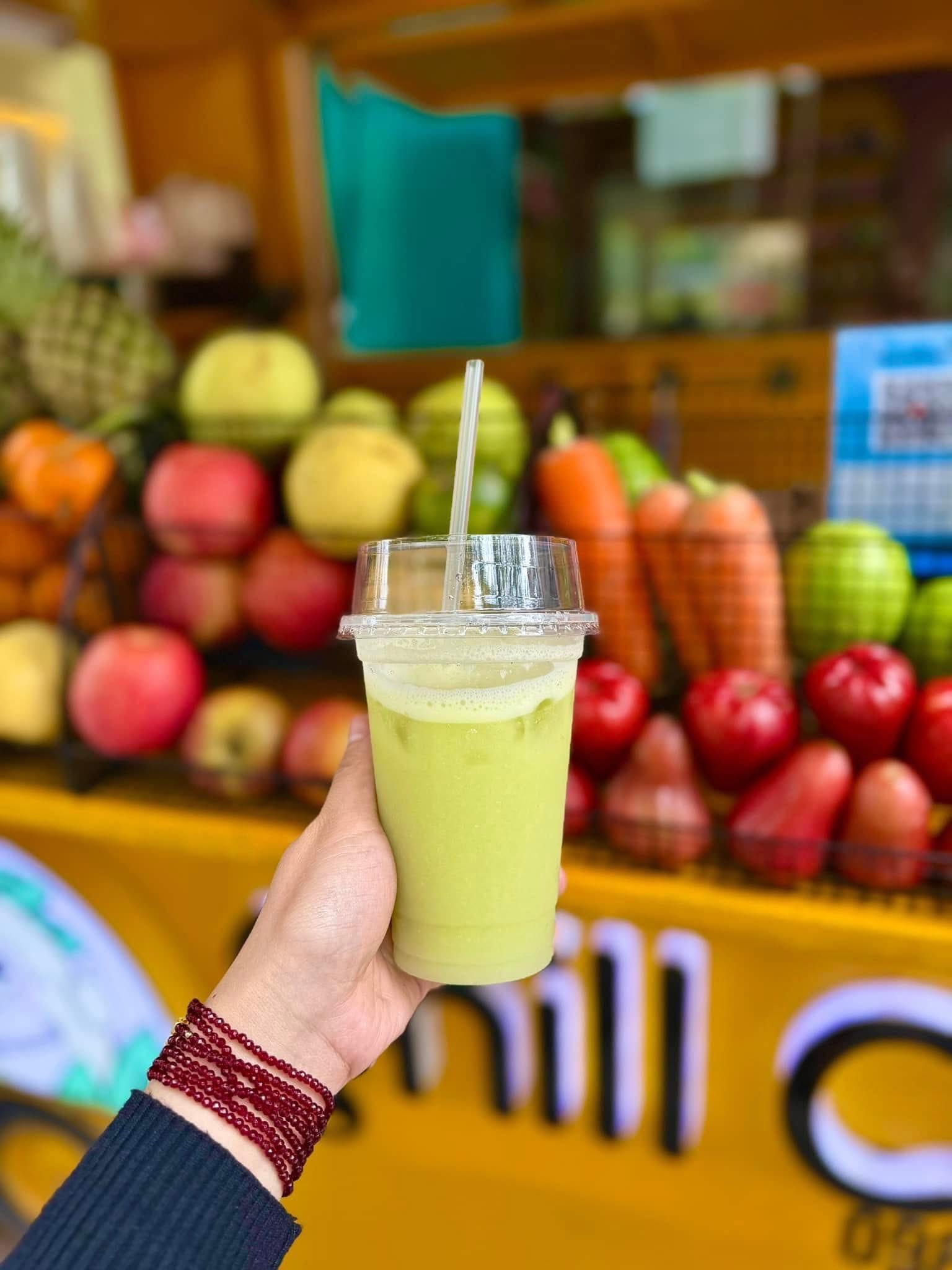 Nước ép hoa quả giá rẻ hút khách mua giải khát dịp đầu hè- Ảnh 13. Nước ép hoa quả giá rẻ hút khách mua giải khát dịp đầu hè- Ảnh 13.